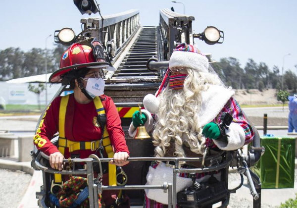 O papai noel chegando para a entrega de brinquedos Fotos Ernesto Benavides/AFP