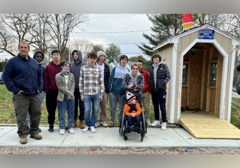 Alunos do ensino médio fizeram um ponto de ônibus adaptado para um garoto cadeirante - Foto: arquivo pessoal