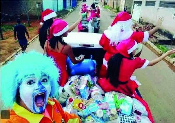 Psiu levando brinquedos para crianças carentes no Natal do ano passado - Foto: arquivo pessoal