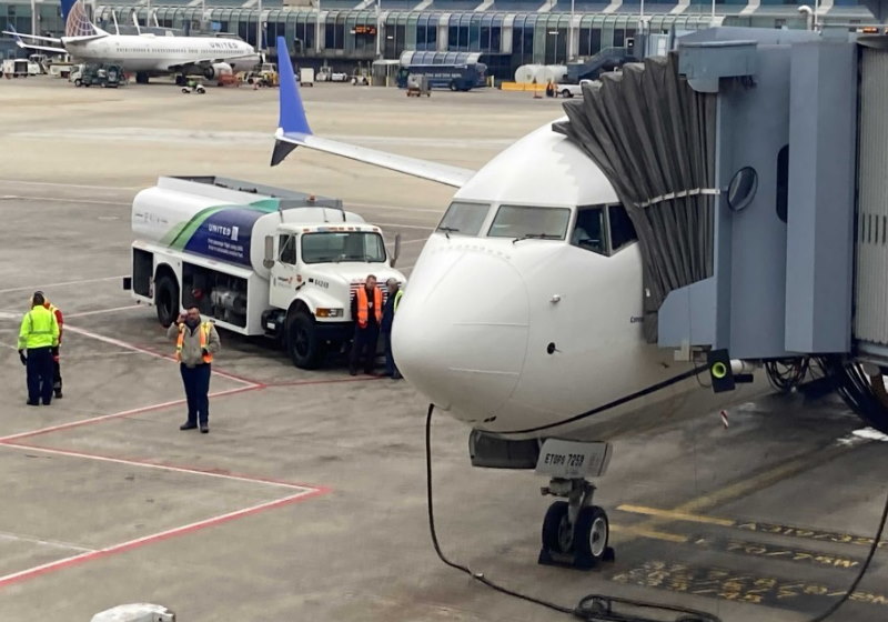 Um caminhão de combustível perto de um avião da United Airlines no Aeroporto Internacional O'Hare que fez um voo de demonstração com passageiros para Washington, DC Foto: Michael Puente / WBEZ
