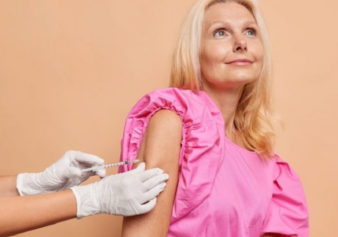 A vacina é contra o câncer de mama triplo negativo, o mais agressivo, que não responde aos tratamentos convencionais - Foto: IstoÉ / reprodução