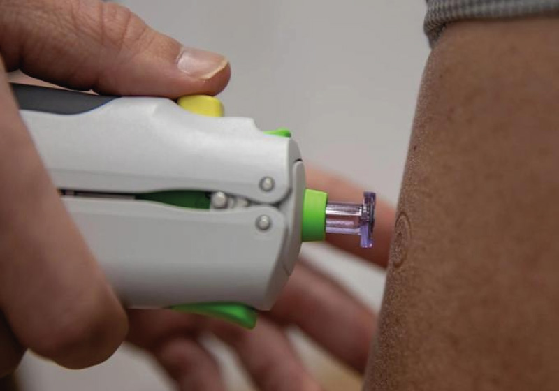 A Dios-CoVax é uma vacina sem agulhas, que gera uma explosão de ar que injeta o composto na pele - Foto: Reprodução/Universidade de Cambridge