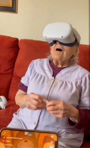 Avó se emociona com realidade virtual de igreja - Foto: reprodução Instagram