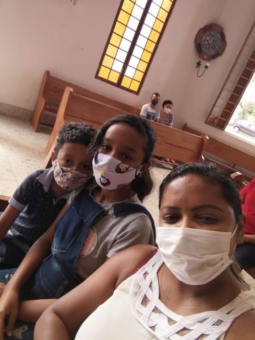 Consultora Luana Alkmin, do projeto que ajuda a combater a evasão escolar e seus filhos Lunna Rosário e Kaio Davi - Foto arquivo pessoal