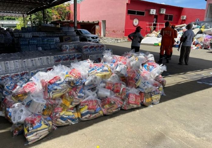As 2,5 toneladas de alimentos doadas pela GSH corp foram entregues na base local do Corpo de Bombeiros de Salvador - Foto: divulgação
