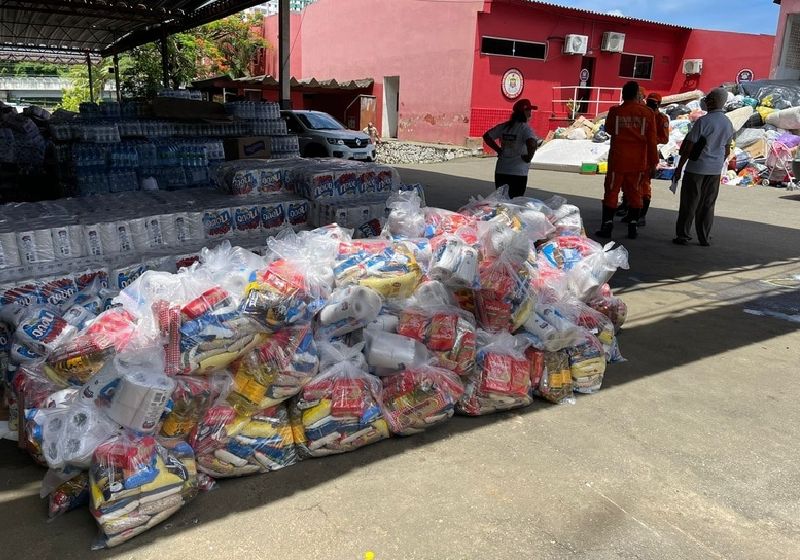 As 2,5 toneladas de alimentos doadas pela GSH corp foram entregues na base local do Corpo de Bombeiros de Salvador - Foto: divulgação