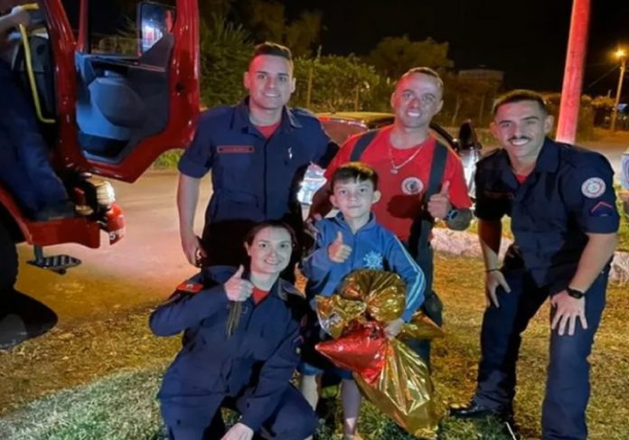 Menino que perdeu casa em incêndio em Vacaria recebe presente de Natal dos bombeiros - Foto: Corpo de Bombeiros
