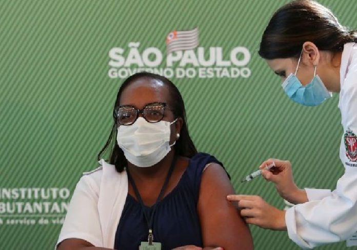 1 ano de vacinação contra Covid-19 no Brasil. A primeira foi a enfermeira Monica Calazans, 54, em SP - Foto: AMANDA PEROBELLI/REUTERS