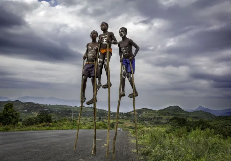 A fotógrafa Nancy Farese viajou todo o mundo registrando crianças brincando. Na imagem acima, meninos da Etiópia se divertem com pernas de pau - Foto: Nancy Farese