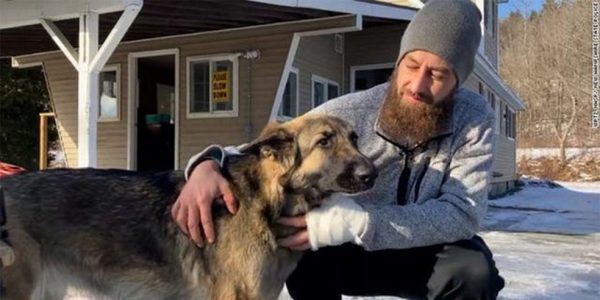 Cam Laundry e a cachorra Tinsley, que salvou a vida dele - Foto: WCBV-TV