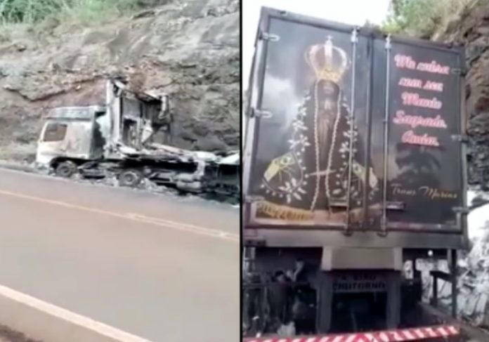 O incêndio destruiu todo o caminhão, menos o desenho de Nossa Senhora Aparecida na traseira. - Foto: reprodução