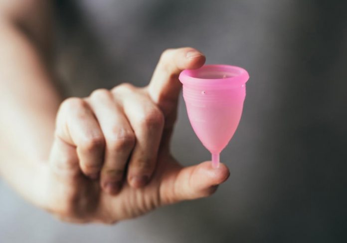 A nova lei garante a distribuição de coletor menstrual para mulheres em situação de vulnerabilidade no DF - Foto: Getty Images