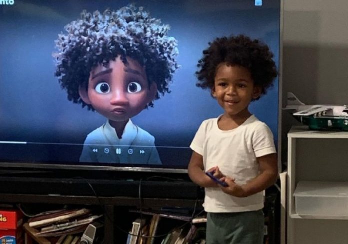 Kenzo viralizou ao reagir de maneira fofa ao personagem Antonio, do desenho Encanto - Foto: arquivo pessoal