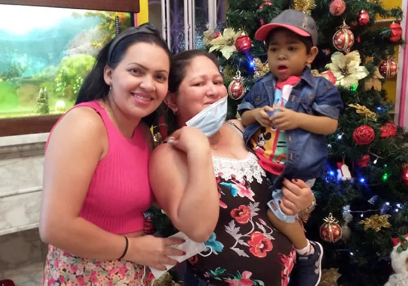 Angela (à esq) de Taquaritinga (SP), doou parte do fígado para o pequeno Jadson (à dir). Ao centro, está a mãe do menino, Francicléia — Foto: Arquivo pessoal