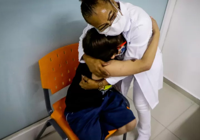 A profissional da saúde foi pega de surpresa com o abraço do garoto após vacinar o menino contra a Covid-19 - Foto: Aloísio Maurício