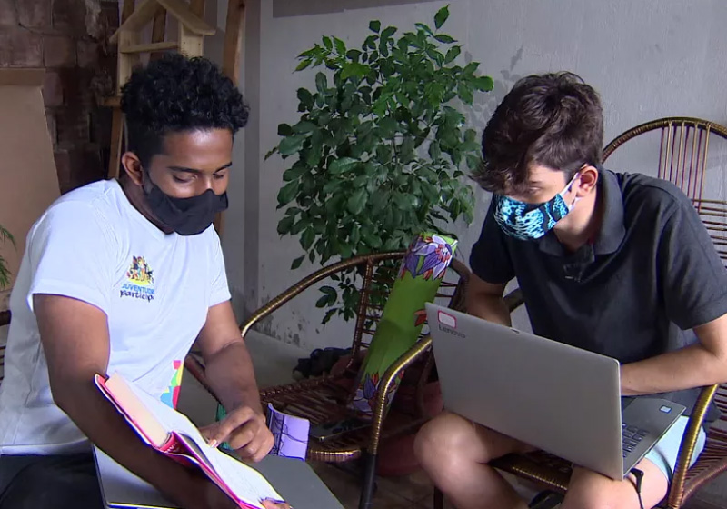 O brasileiro Fred Ramon, aprovado em 9 universidades dos EUA ajuda outros jovens a estudar - Foto: reprodução