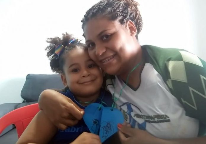 A fisioterapeuta Marianna Carvalho quer cursar Pedagogia após ajudar a alfabetizar a filha durante a pandemia - Foto: arquivo pessoal