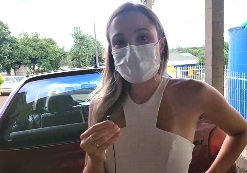 Jéssica devolveu carro a família ao descobrir que o valor da rifa era para pagar cirurgia de uma pessoa - Foto: Rádio Princesa