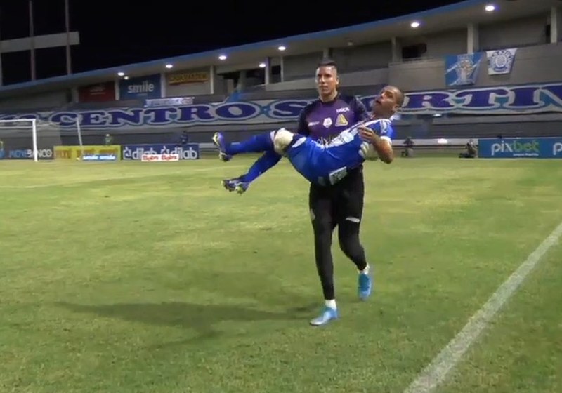 O goleiro Flávio carregou no colo o atacante Clayton, seu adversário, que se lesionou durante partida do Campeonato Alagoano de Futebol - Foto: Reprodução FAFTV/Eleven