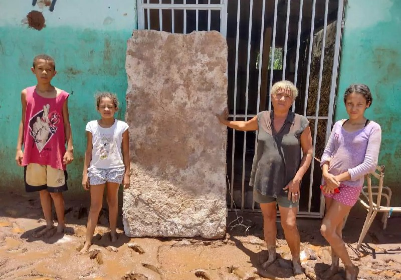 Dona Maria Geralda, 55, com o isopor que a ajudou a salvar 17 pessoas em MG - Foto: Videopress Produtora