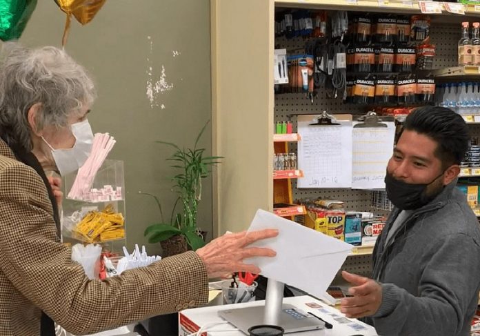 A idosa fez uma surpresa e voltou à loja para dividir o prêmio da loteria com o atendente - Foto: reprodução / Instagram