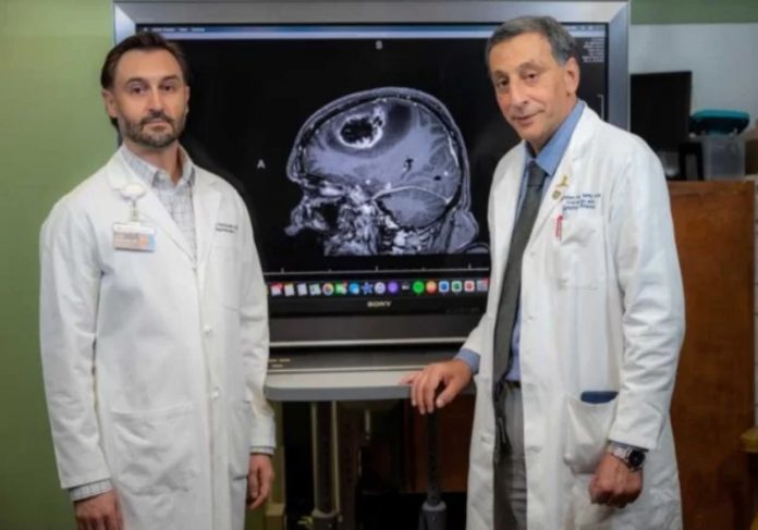 O imunologista Babak Baban (à direita) autor do estudo que mostra redução de tumor cerebral com uso de canabidiol Foto: Michael Holahan, Augusta University)