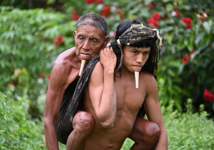 Tawy Zoé leva o pai Wahu Zoé. Eles são da etnia Zoé que hoje está livre da Covid Foto: Erik Jennings