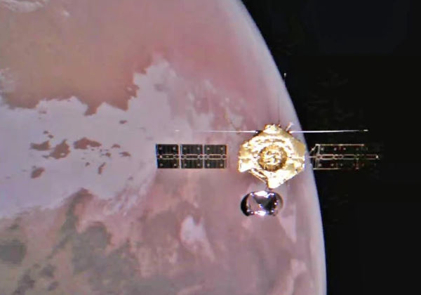A imagem completa do orbitador foi tirada por uma câmera lançada pela espaçonave. (Foto: CNSA)