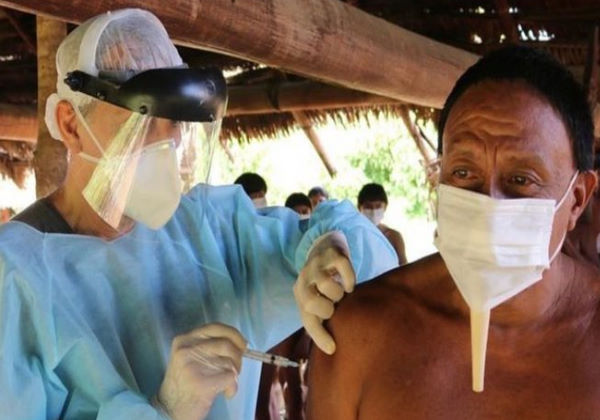O dr. Erik vacinando na tribo Zoé Foto: Fábio Ribeiro/Divulgação