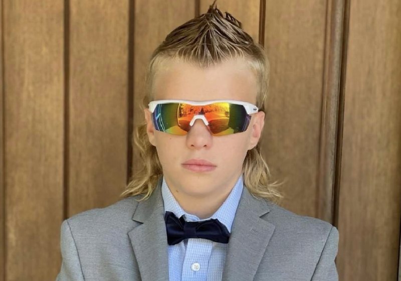 Allan, um menino adotado, deixou o cabelo crescer para vencer um concurso de multes e doar o dinheiro do prêmio para orfanatos - Foto: Lesly Baltz