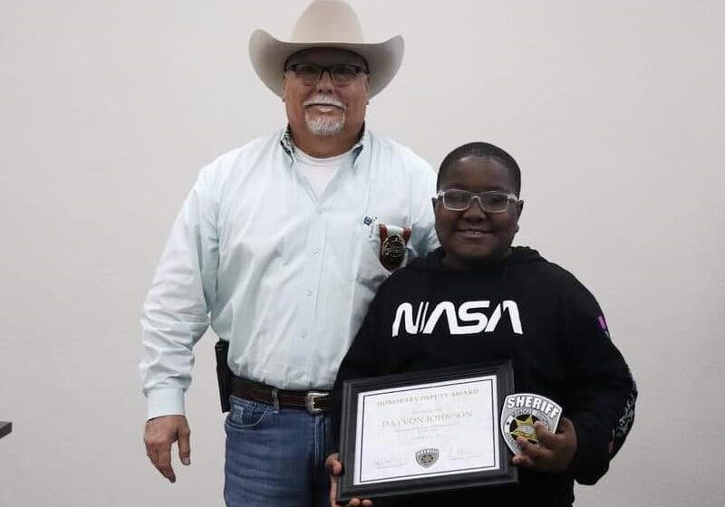 O menino herói Davyon recebendo do subxerife Greg Martin, prêmio por salvar a vida de duas pessoas no mesmo dia - Foto: LaToya Johnson