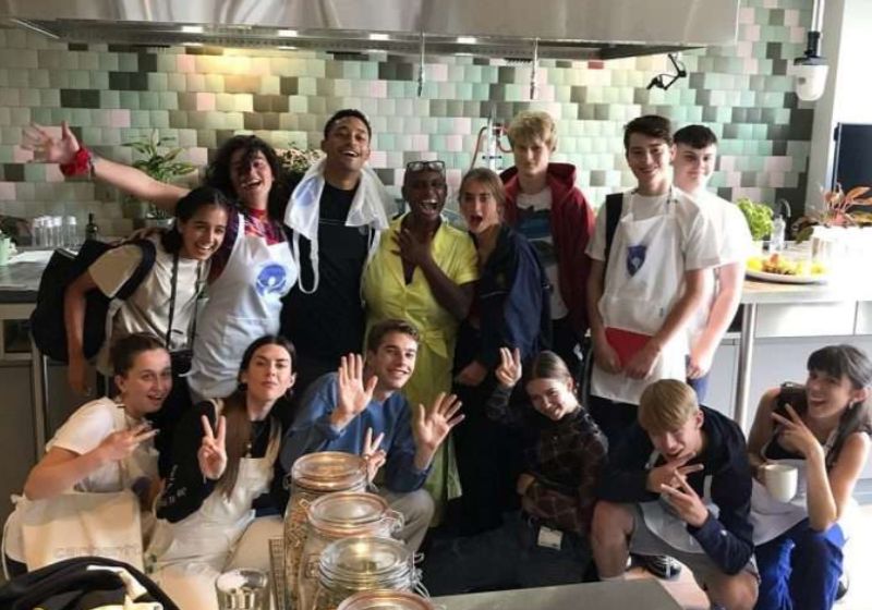 O raper Loyle e a turma da escola de culinária Chilli Con Carner - Foto: reprodução Instagram @chilliconcarner