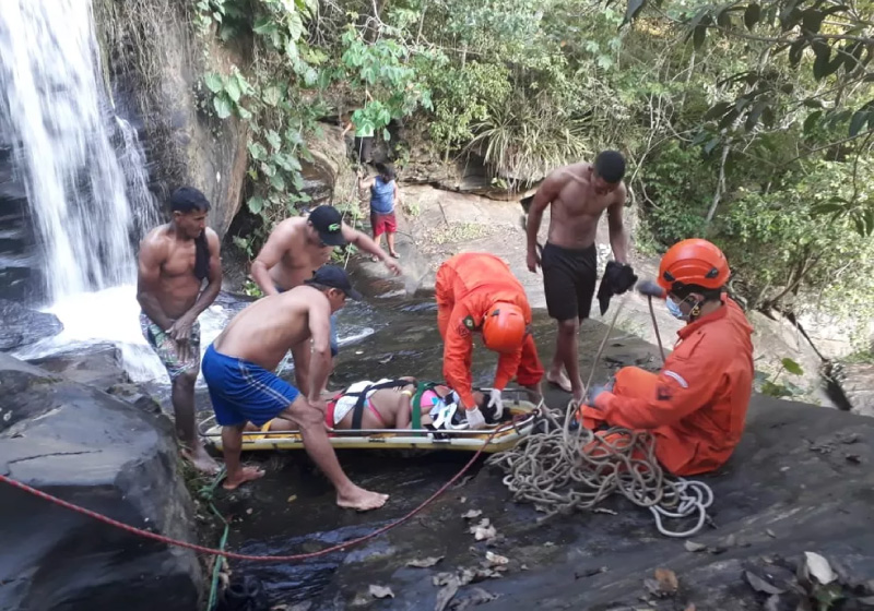 A vitima foi até a cachoeira para tirar fotos, escorregou e caiu de uma altura de 10 metros - Foto: Corpo de Bombeiros