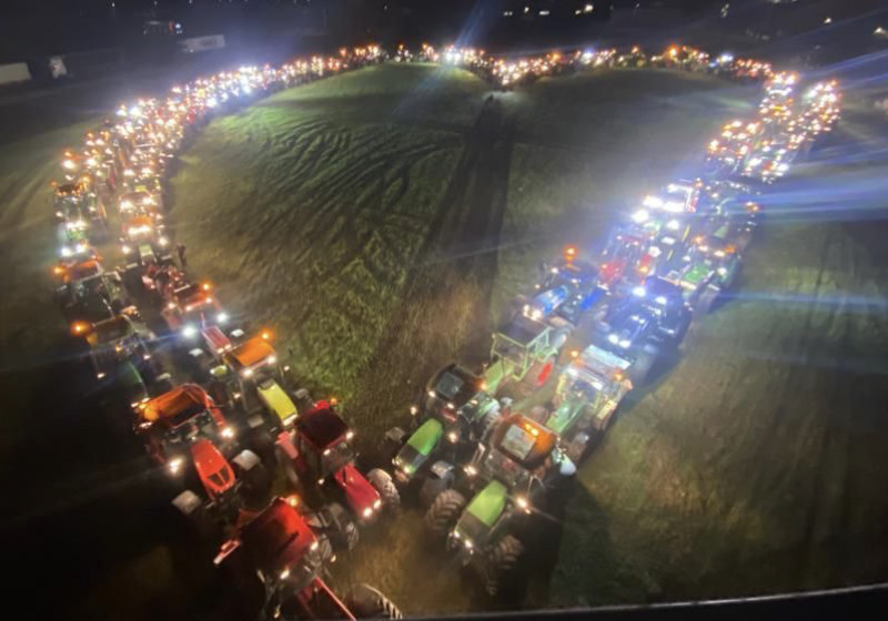 Os estudantes colocaram cerca de 100 tratores iluminando a rodovia e formando um coração em apoio a amigo doente Foto: reprodução twitter
