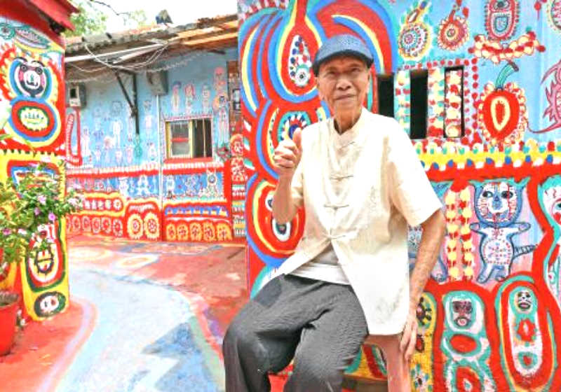 O Vovô Arco-Íris como é conhecido começou a pintar sua vila em 2010 e hoje virou referência cultural e turística Foto: AFP