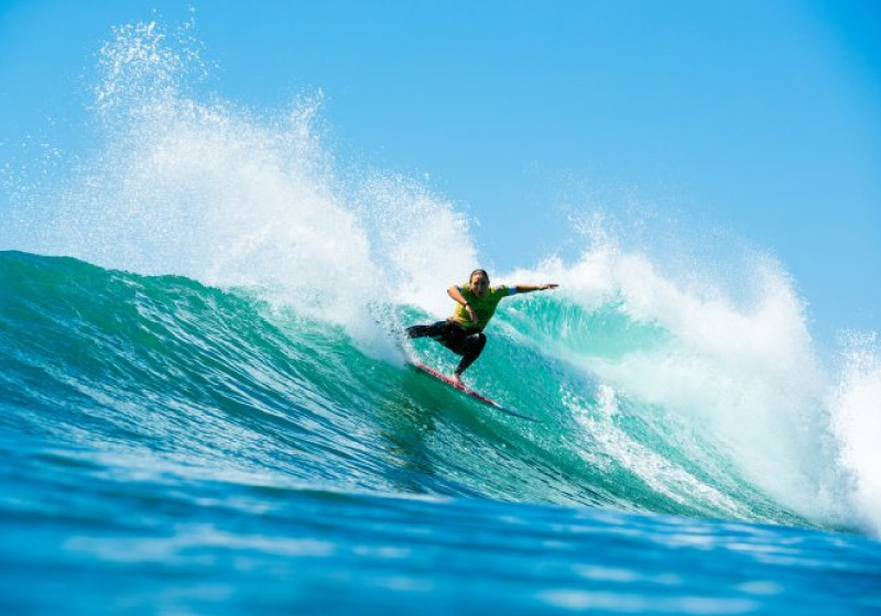 A Liga de Surfe WSL optou por ter um calendário igual para homens e mulheres, incluindo o mesmo valor de premiação - Foto: reprodução