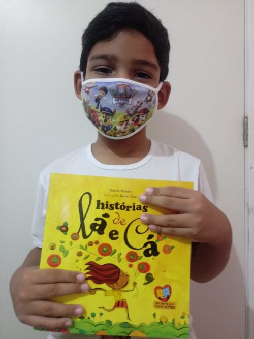 Davi Fernando Santos com o livro - Foto: Divulgação