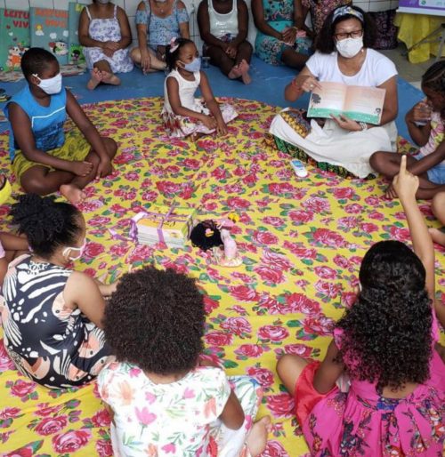 A escritora Márcia Mendes em ciranda literária - Foto: Divulgação
