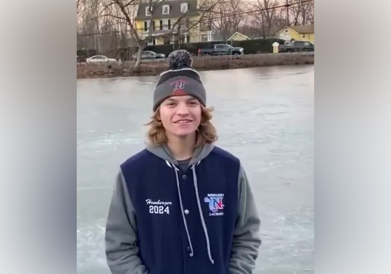 Cory jogava hóquei com os amigos quando viu os garotos pedindo socorro - Foto: reprodução Fox