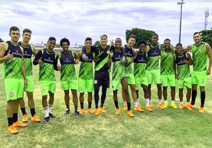 Jogadores do Bangu comemoram com as chuteiras novas doadas por Neymar Foto: Divulgação Bangu