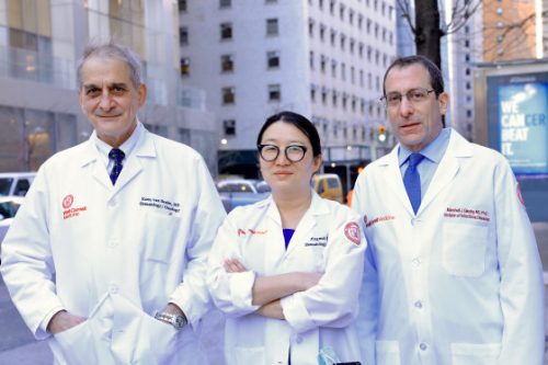 r. Koen van Besien, Dra. Jingmei Hsu e Dr. Marshall Glesby, que acompanharam a paciente - Foto: .Benjamin Ryan