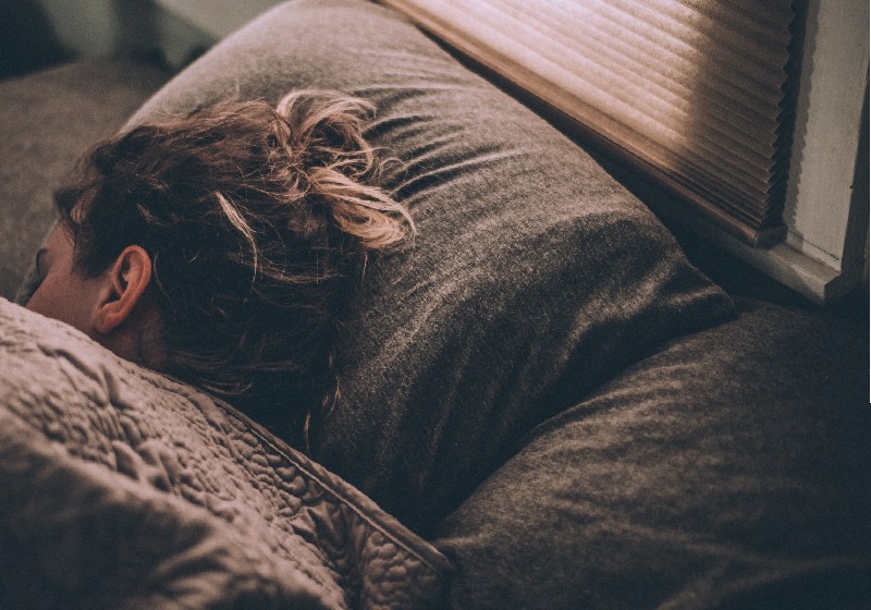 O estudo mostra dormir bem ajuda a reduzir o apetite em até 500 calorias por dia - Foto: Lux Graves / Unsplash