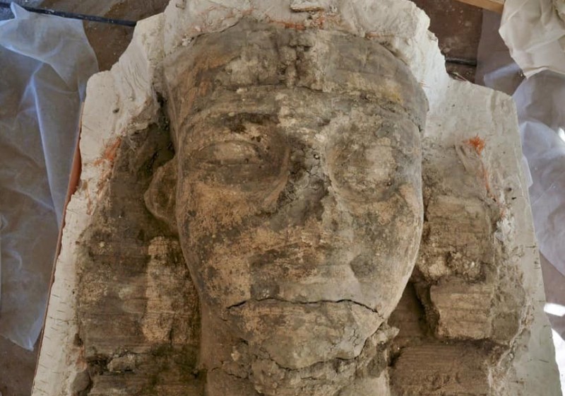 Parte de uma das esfinges do faraó Amenhotep III descobertas em Luxor - Foto: Reprodução Facebook/Ministry of Tourism and Antiquities