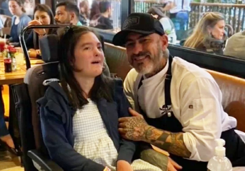 O chef Henrique Fogaça e a filha Olivia, que se trata com cannabidiol contra um tipo raro de epilepsia - Foto: reprodução / Instagram