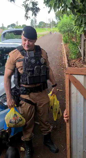 PMs conseguem doações de alimentos para idoso. Foto: Arquivo Pessoal