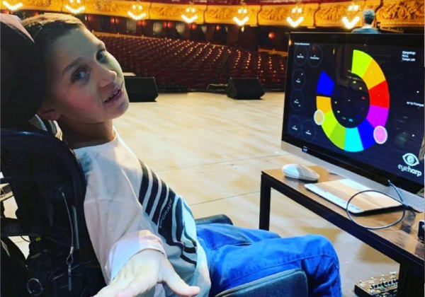 Eye Harp pode ser controlado com um olhar ou um movimento de cabeça, capacitando pessoas com deficiência motora a se envolverem com a reprodução de música em qualquer nível, e há até uma versão gratuita disponível para download. Foto EyeHarp