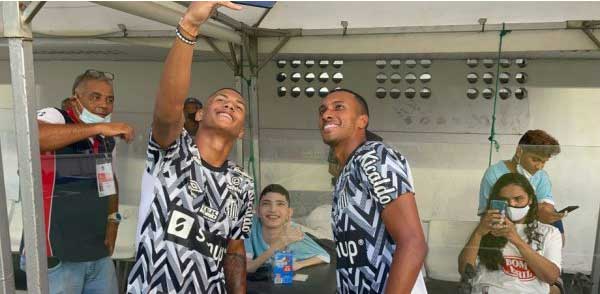 Além do jogo, Matheus tirou foto com jogadores- Foto: reprodução Santos FC