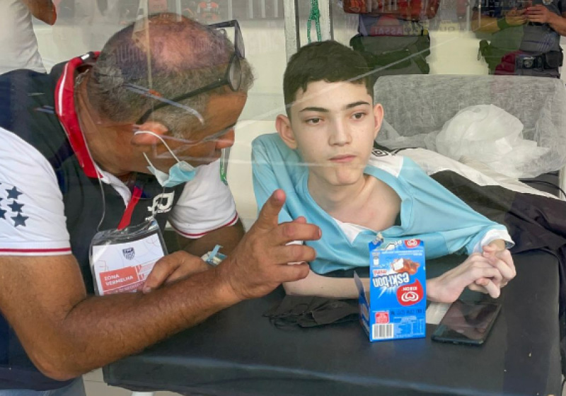 Matheus tem AME e enfrentou as dificuldades de locomoção para realizar o sonho de ver de perto uma partida do Santos no estádio - Foto: reprodução Santos FC