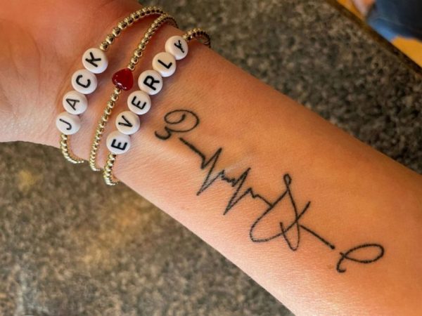 A mãe de Everly, Lauren, também fez uma tatuagem para a filha - Foto: arquivo pessoal