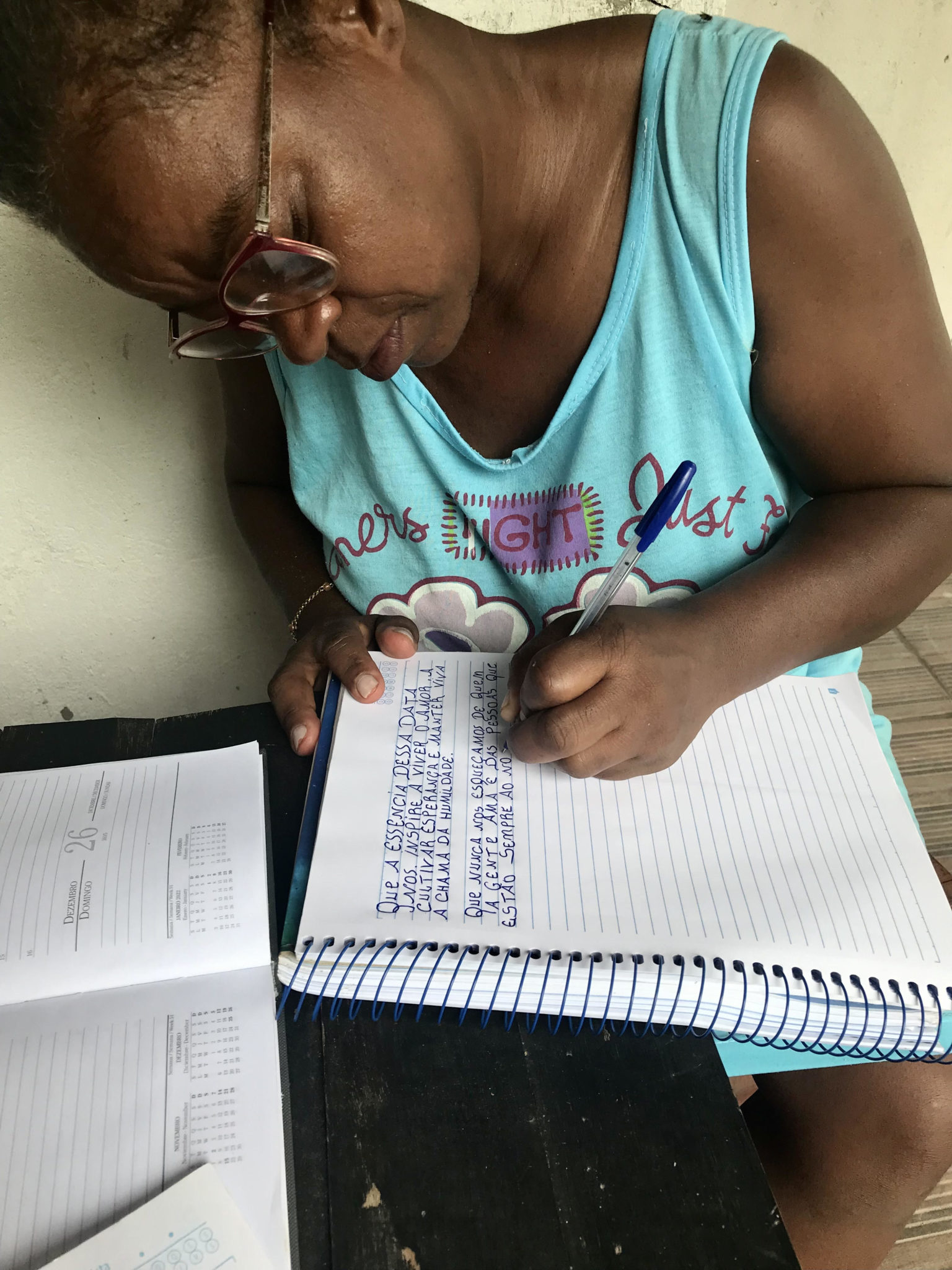 Dona Djanira estudando - Foto: Danilo Santana 